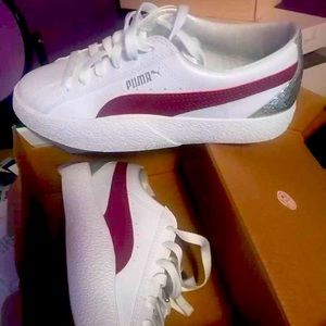 Pumas tennis shoe